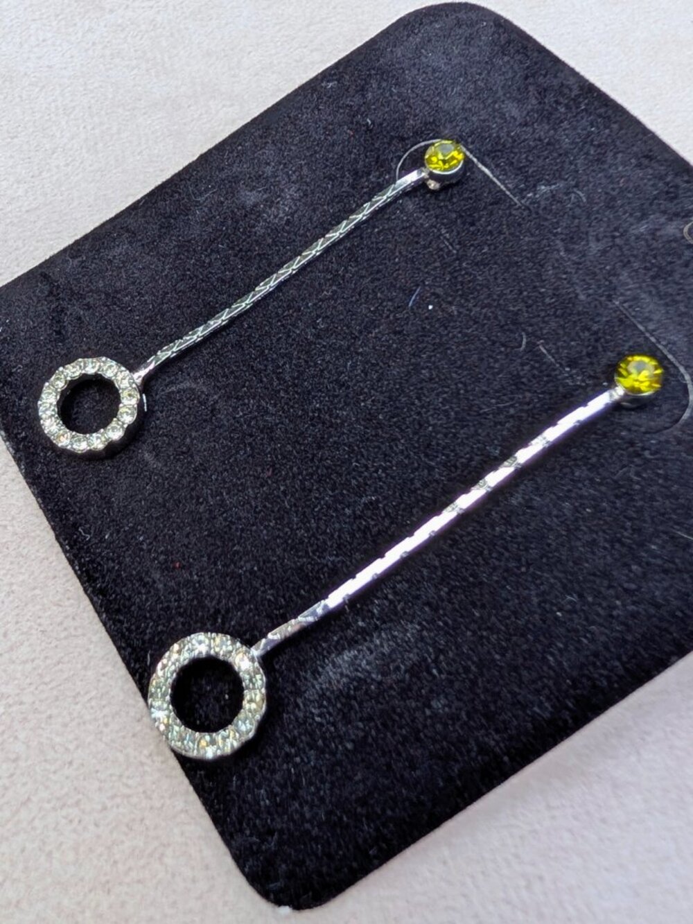 Vintage Dangle Earrings with green rhinestones - Picture 1 of 8